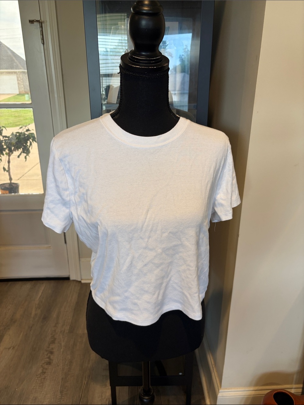 Hollister Women's White Cropped Crew Neck Tee